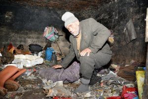 Bursa'da &ccedil;&ouml;pl&uuml;ğe d&ouml;nen damda hayvanlarla yaşayan kardeşlere belediye sahip &ccedil;ıktı