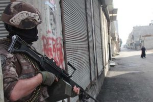 Polisi g&ouml;ren kadın Abdullah &Ouml;calan &ccedil;ıkarmasını bı&ccedil;akla kazıdı
