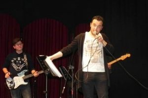 &Ouml;ğretmen arkadaşları ve &ouml;ğrencileri ile Rock grubu kurdu