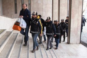 Malatya'da 17 &ouml;ğretmene FET&Ouml;'den g&ouml;zaltı