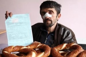 Simit&ccedil;iye, 'Benim i&ccedil;in simit satacaksın' dayağı