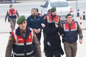 Sahte kimlikle evlilik dolandırıcılığına 4 g&ouml;zaltı