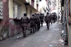 DEAŞ'a b&uuml;y&uuml;k darbe: 19 g&ouml;zaltı