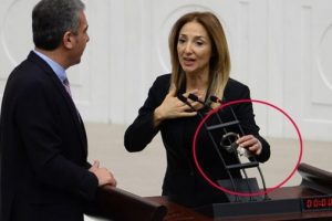 Aylin Nazlıaka, kendini Meclis k&uuml;rs&uuml;s&uuml;nde mikrofona kelep&ccedil;eledi