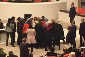 Meclis'te HDP'li ve AK Partili kadın vekiller birbirine girdi!