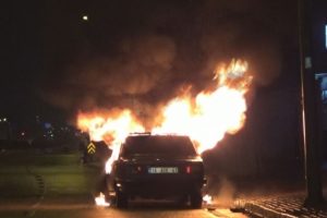Bursa'da trafik kazası yapan s&uuml;r&uuml;c&uuml; aracını ateşe verdi
