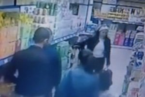 Markete m&uuml;şteri gibi girip paket paket &ccedil;ay &ccedil;aldılar