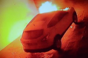 Otomobilin kundaklanma anı kameraya b&ouml;yle yansıdı