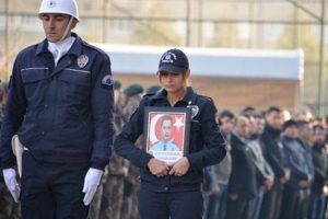 Şehit eşinin fotoğrafını elinden d&uuml;ş&uuml;rmedi