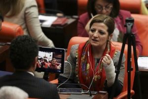 Meclis'teki kavgada CHP'li Basmacı'nın kolu &ccedil;atladı