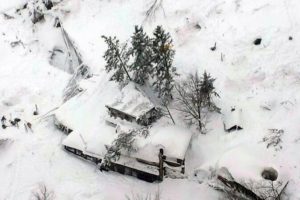 İtalya'da &ccedil;ığın altından 5 kişi canlı bulundu