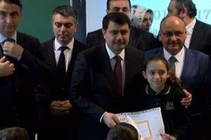 İstanbul Valisi Vasip Şahin karne dağıttı