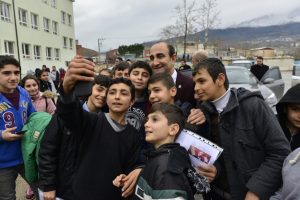 Bursa'da Başkan Edebali &ouml;ğrencilerin karne heyecanına ortak oldu