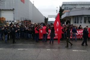 Dev fabrikalardaki grev 60 g&uuml;n s&uuml;reyle ertelendi