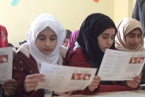 Suriyeli &ouml;ğrenciler de karne sevincini yaşadı