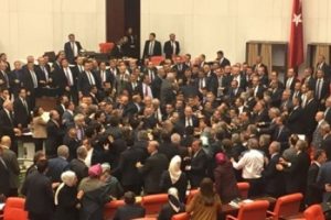 Meclis'te yine kavga &ccedil;ıktı