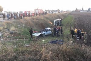 Ambulansla otomobil &ccedil;arpıştı: 4 &ouml;l&uuml;, 4 yaralı