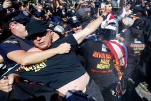 Washington'da Trump karşıtı protesto g&ouml;sterilerinde olay &ccedil;ıktı