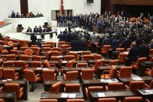 Anayasa değişiklik teklifi Meclis'ten ge&ccedil;ti
