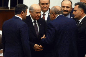 Bah&ccedil;eli, Genel Kurul'da Tuğrul T&uuml;rkeş ile sohbet etti