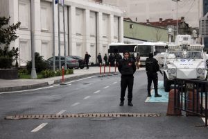 AK Parti binası &ouml;n&uuml;nde g&uuml;venlik &ouml;nlemleri artırıldı