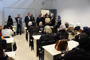 Başkan Altepe Bursa'da T&uuml;rk&ccedil;e &ouml;ğrenen Suriyelileri ziyaret etti