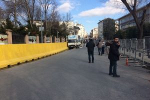İstanbul Emniyet Müdürlüğü'nün girişinde silah sesleri