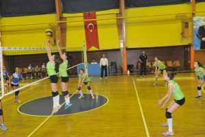 Nil&uuml;ferli k&uuml;&ccedil;&uuml;k voleybolculardan ikinci galibiyet