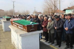 Şizofren komşunun &ouml;ld&uuml;rd&uuml;ğ&uuml; &ccedil;ift toprağa verildi