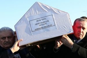 Şehidin cenazesini birlikte omuzladılar