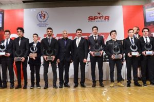 2016 yılında şampiyon olan motosiklet&ccedil;iler &ouml;d&uuml;llerini aldı