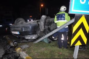 Kavşakta ticari ara&ccedil; ile otomobil &ccedil;arpıştı: 5 yaralı