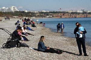 Antalya'da 200 metre arayla kar ve deniz keyfi