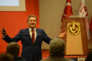 &Uuml;nl&uuml; Psikolog Prof. Dr. Acar Baltaş Bursalılarla buluştu