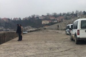 Deniz kenarındaki &ccedil;ocuk montu polisi harekete ge&ccedil;irdi