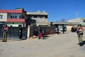 D&uuml;ğ&uuml;nde ateş a&ccedil;tı, 3 &ccedil;ocuk yaralandı