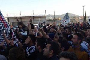 Beşiktaş taraftarı takımını protesto etti