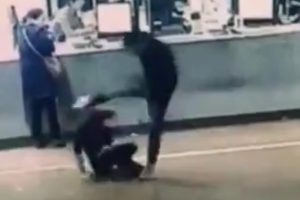 Yanlış adama &ccedil;attı, bayılana kadar dayak yedi