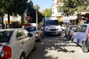 Ambulans hatalı park nedeniyle mahalleye giremedi