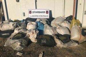 Diyarbakır'da 1 ton esrar ele ge&ccedil;irildi