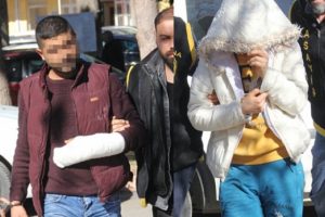 Eşine cinsel i&ccedil;erikli mesaj g&ouml;nderen komşusunu &ouml;ld&uuml;rd&uuml;