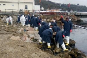 İzmit K&ouml;rfezi'nde temizlik &ccedil;alışmalarına devam ediliyor