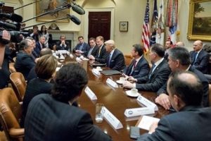 Trump, iş d&uuml;nyası liderleriyle g&ouml;r&uuml;şt&uuml;