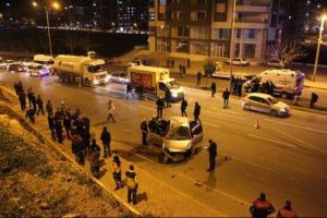 Zincirleme kazada kaldırımda y&uuml;r&uuml;yen polis &ouml;ld&uuml;, 2 yaralı
