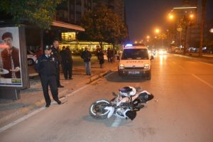 Motosiklet otob&uuml;s durağına daldı: 5 yaralı