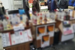 Adana'da bin 290 şişe sahte i&ccedil;ki yakalandı