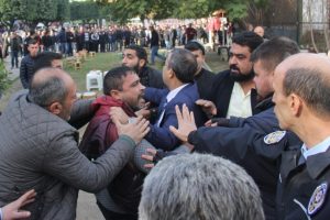 Adliye &ccedil;ıkışında silahlı kavga &ccedil;ıktı!
