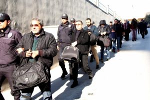 FET&Ouml;'ye finans sağlayan 17 iş adamı g&ouml;zaltına alındı