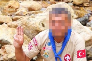 Kız &ouml;ğrencisiyle yakınlık kuran &ouml;ğretmen meslekten atıldı