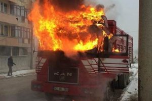 S&uuml;r&uuml;c&uuml;lere &ouml;nemli uyarı! Bir anda alev topuna d&ouml;n&uuml;yor